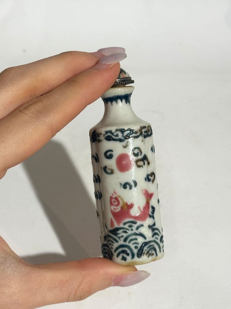十九/二十世紀 瓷鼻煙壺九件 （百花）⌈乾隆⌋礬紅篆書款 （綠、紅）⌈乾隆年製⌋礬紅楷書款 （藍）⌈大明成化⌋藍料楷書款 （金魚）⌈康熙年製⌋礬紅楷書款、（黑地）⌈乾隆年製⌋礬紅楷書款 | NINE CERAMIC SNUFF BOTTLES - 图6
