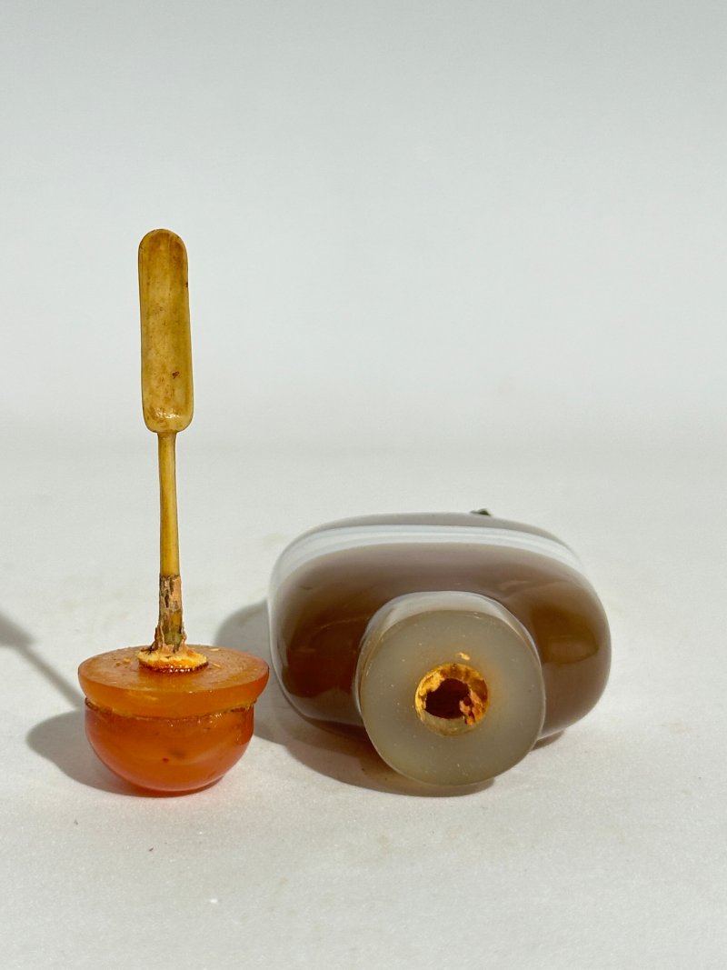 十九/二十世紀 燈心草瑪瑙、纏絲瑪瑙鼻煙壺三件 | A MACARONI AND TWO BANDED AGATE SNUFF BOTTLES - 图12