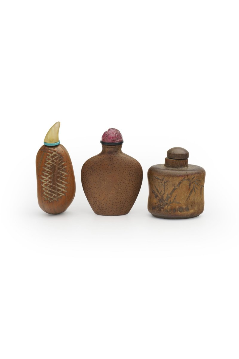 十九世紀 竹製、葫蘆鼻烟壺三件 竹紋鼻烟壺背刻款⌈不可⌋ | TWO BAMBOO SNUFF BOTTLES AND A GOURD SNUFF BOTTLE - 图1
