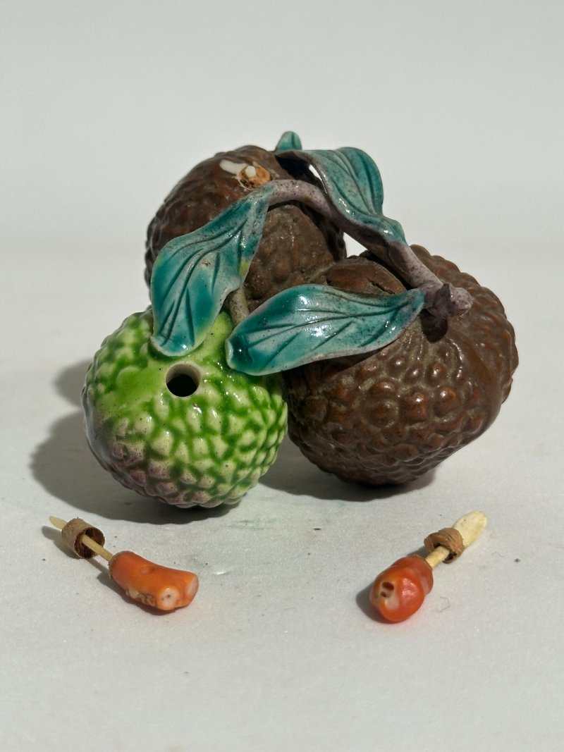 清十九世紀 仿生瓷荔枝、核桃形鼻煙壺二件、珊瑚蓋 及座 | TWO CERAMIC 'LYCHEE' AND 'WALNUT' SNUFF BOTTLES - 图12