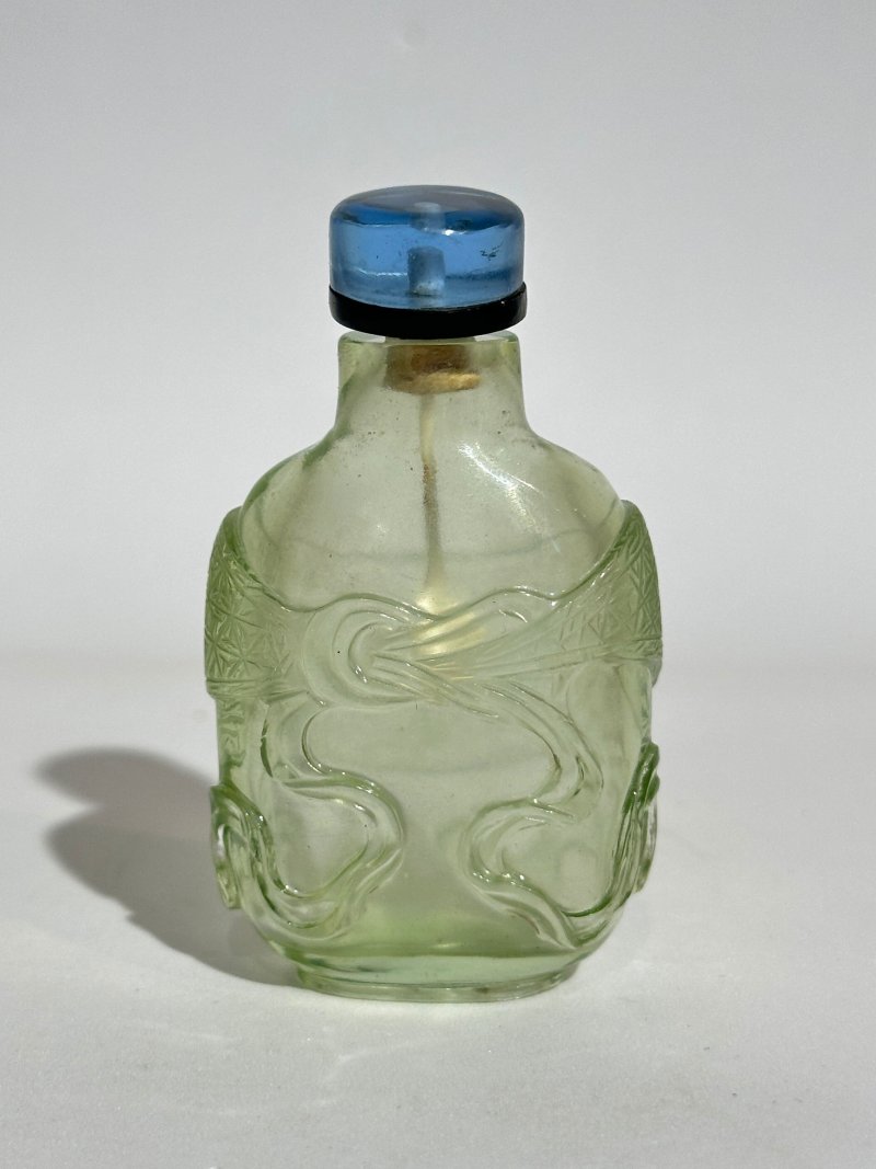 1750-1850 透明綠玻璃包袱紋鼻煙壺 | A TRANSPARENT GREEN GLASS 'BROCADE' SNUFF BOTTLE - 图8