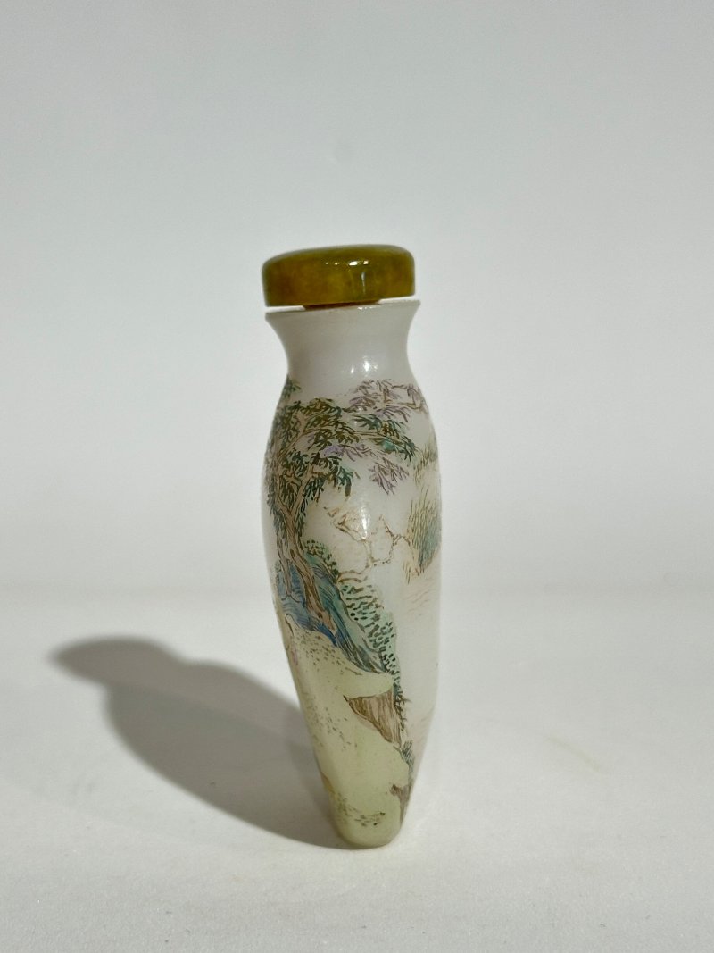 民國 涅白玻璃胎畫琺瑯山水人物紋鼻煙壺 ⌈古月軒⌋款 | AN ENAMELLED MILKY GLASS 'LANDSCAPE AND FIGURES' SNUFF BOTTLE - 图6