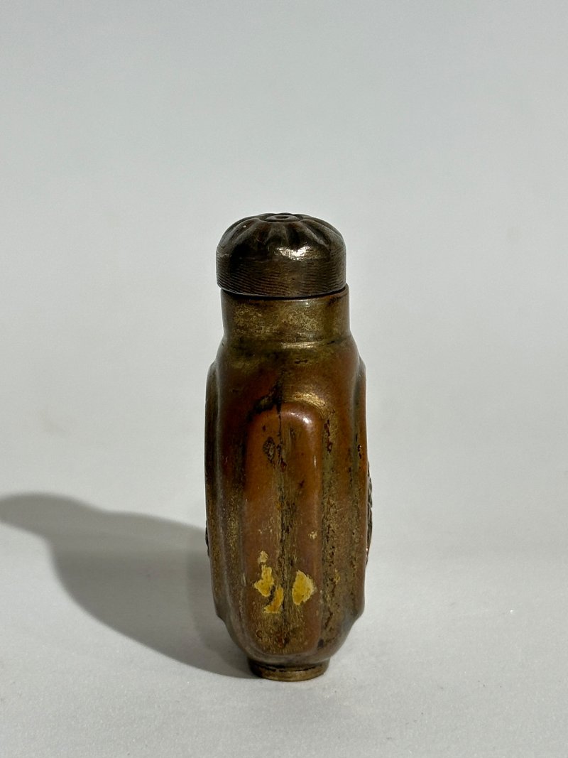 清十九世紀 鎏金銅開光花卉紋鼻煙壺 ⌈同治⌋款 | A GILT-BRONZE SNUFF BOTTLE - 图7