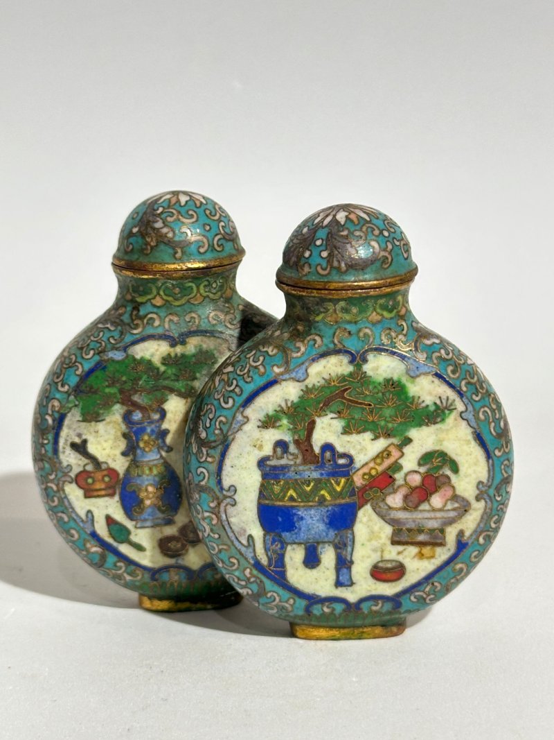 二十世紀 銅胎掐絲琺瑯博古紋雙聯鼻煙壺 | A CLOISONNÉ 'HUNDRED ANTIQUES' DOUBLE SNUFF BOTTLE - 图9