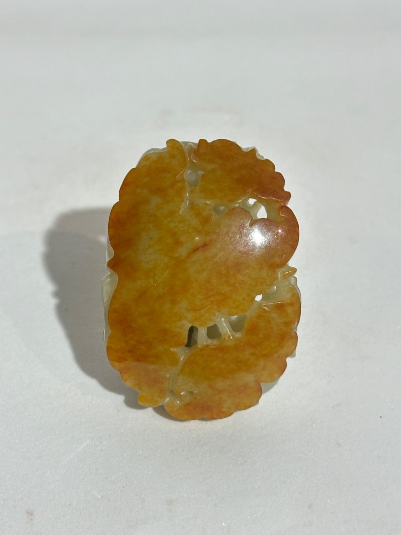 清十九世紀 鏤雕青玉帶皮⌈松鼠瓜瓞⌋墜 及盒 | A RETICULATED PALE GREEN JADE 'SQUIRREL AND DOUBLE GOURD' PENDANT - 图4