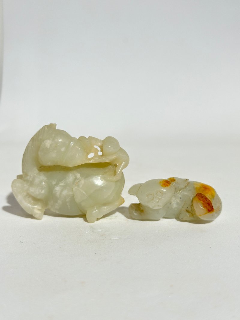 十九/二十世紀 青白玉⌈馬上封侯⌋及⌈犬⌋把件二枚 | TWO GREENISH WHITE JADE CARVINGS OF A MONKEY RIDING A HORSE, AND A DOG - 图9