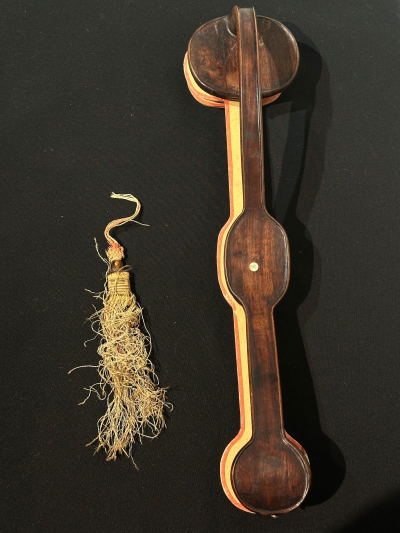 晚清 紅木嵌玉⌈八寶紋⌋如意 及座 | A ROSEWOOD JADE-INSET RUYI - 图6