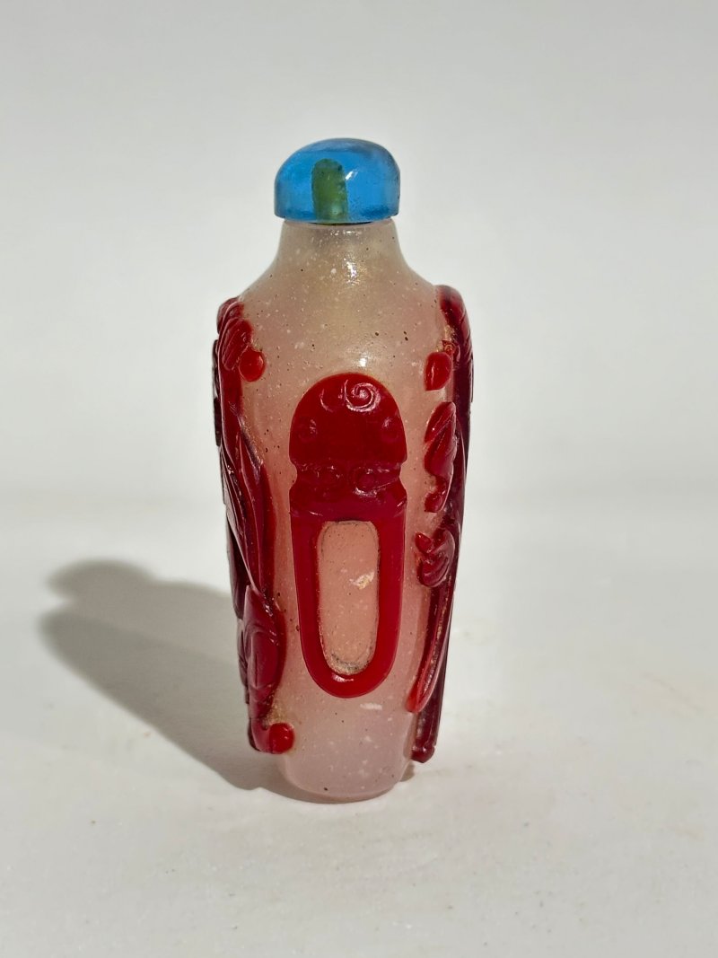 十九/二十世紀 霏雪地套紅玻璃鼻煙壺四件 | FOUR RED OVERLAY GLASS SNUFF BOTTLES - 图18