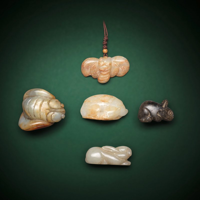 元/明及更晚 玉蛾兩件、耄耋一件及玉兔兩件 | A JADE GROUP INCLUDING TWO CARVINGS OF MOTHS, A CARVING OF A CAT AND BUTTERFLY, AND TWO CARVINGS OF HARES - 图1