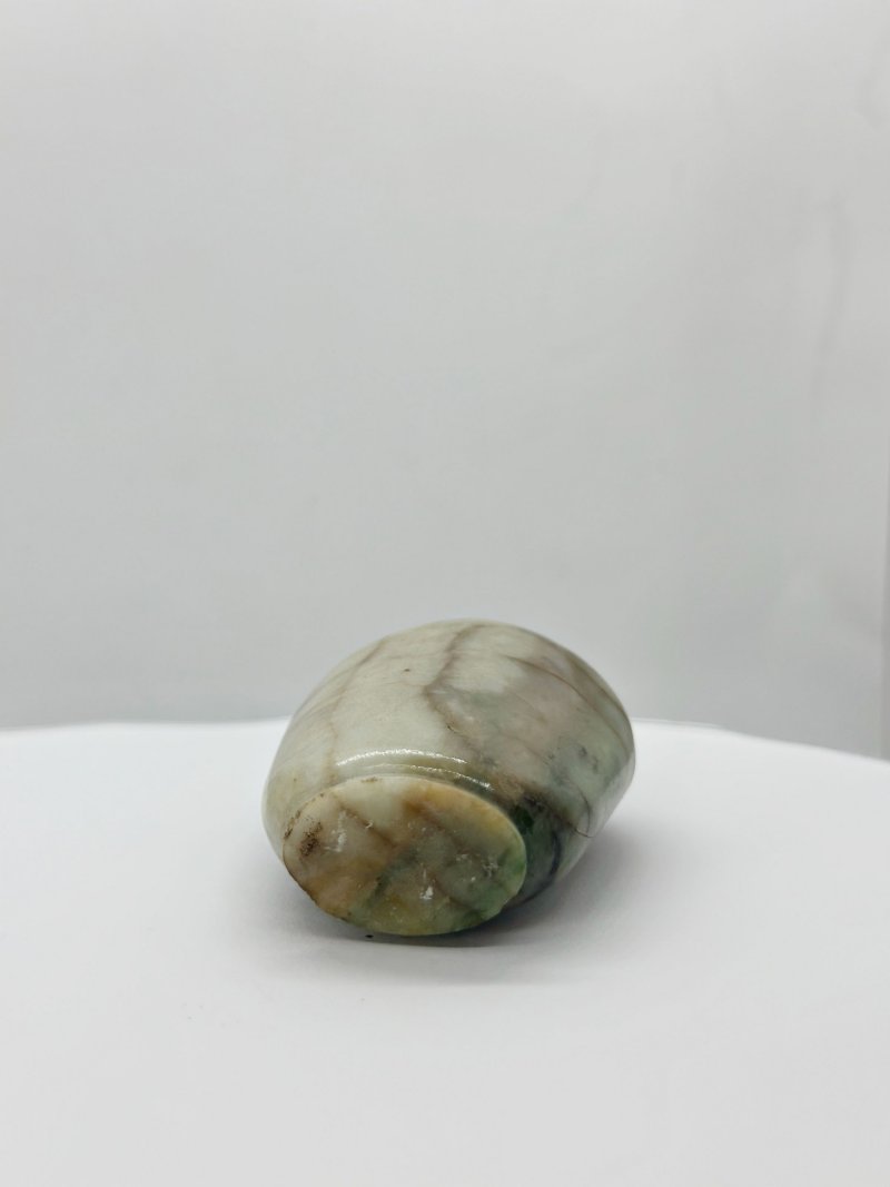 十九/二十世紀 雙色翡翠鼻煙壺二件、珊瑚蓋及翡翠蓋 | TWO BLACK AND GREEN JADEITE SNUFF BOTTLES - 图6