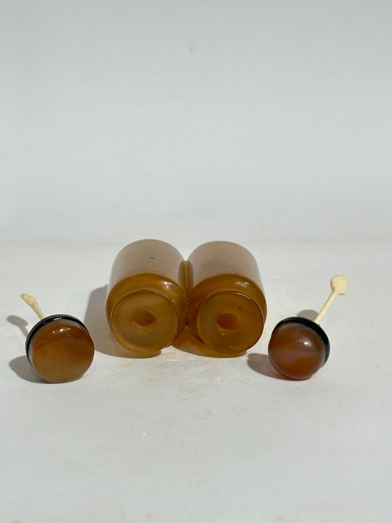 清十九世紀 雙聯瑪瑙、煙晶蝠紋鼻煙壺二件 | A SMOKY QUARTZ AND A CHALCEDONY AGATE DOUBLE SNUFF BOTTLE - 图12