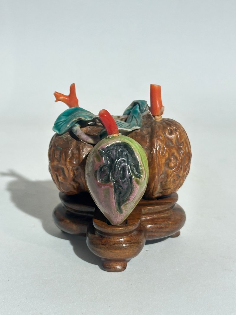 清十九世紀 仿生瓷荔枝、核桃形鼻煙壺二件、珊瑚蓋 及座 | TWO CERAMIC 'LYCHEE' AND 'WALNUT' SNUFF BOTTLES - 图9