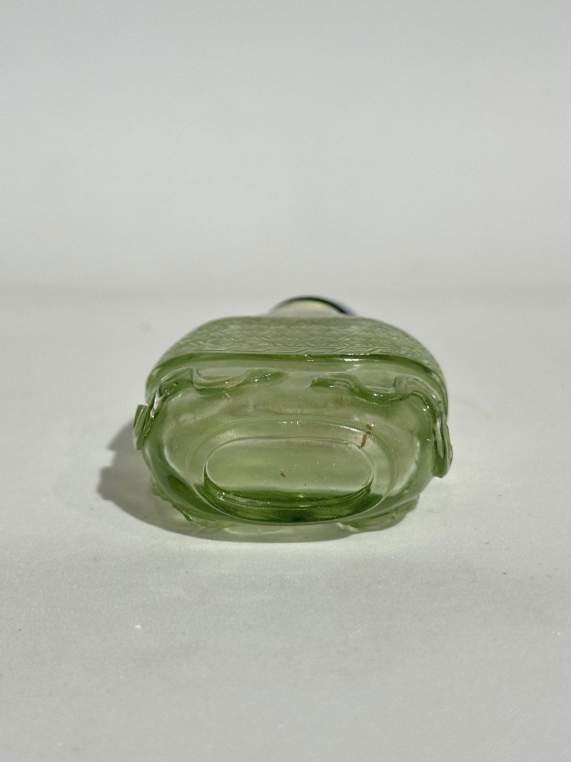 1750-1850 透明綠玻璃包袱紋鼻煙壺 | A TRANSPARENT GREEN GLASS 'BROCADE' SNUFF BOTTLE - 图5