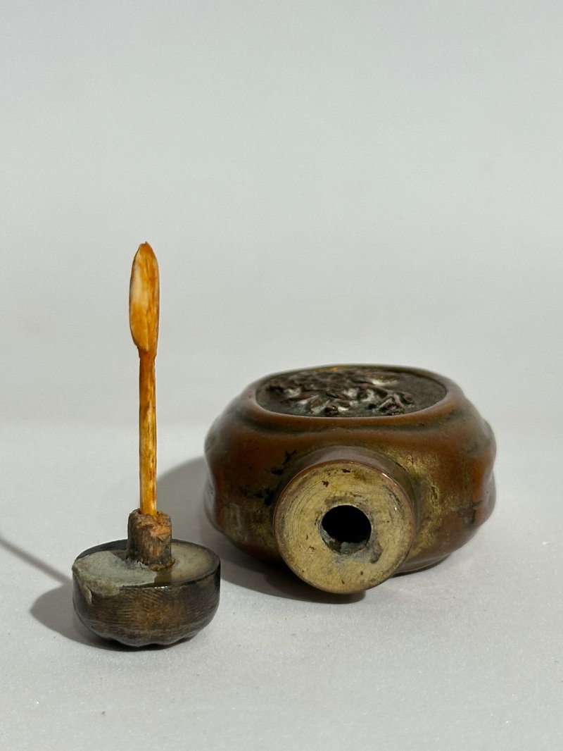 清十九世紀 鎏金銅開光花卉紋鼻煙壺 ⌈同治⌋款 | A GILT-BRONZE SNUFF BOTTLE - 图4
