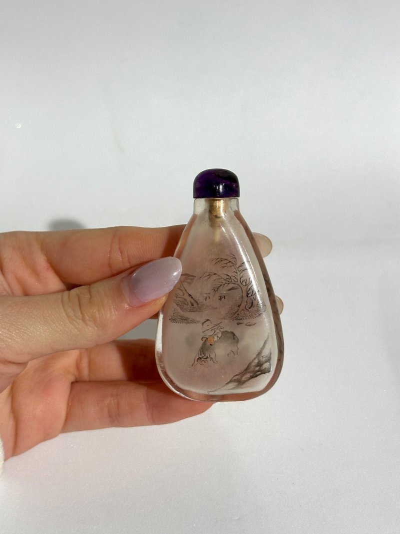周樂元（款） 玻璃內畫⌈山水人物⌋鼻煙壺 一八九二年作 | AN INSIDE PAINTED GLASS 'FIGURAL LANDSCAPE' SNUFF BOTTLE - 图3