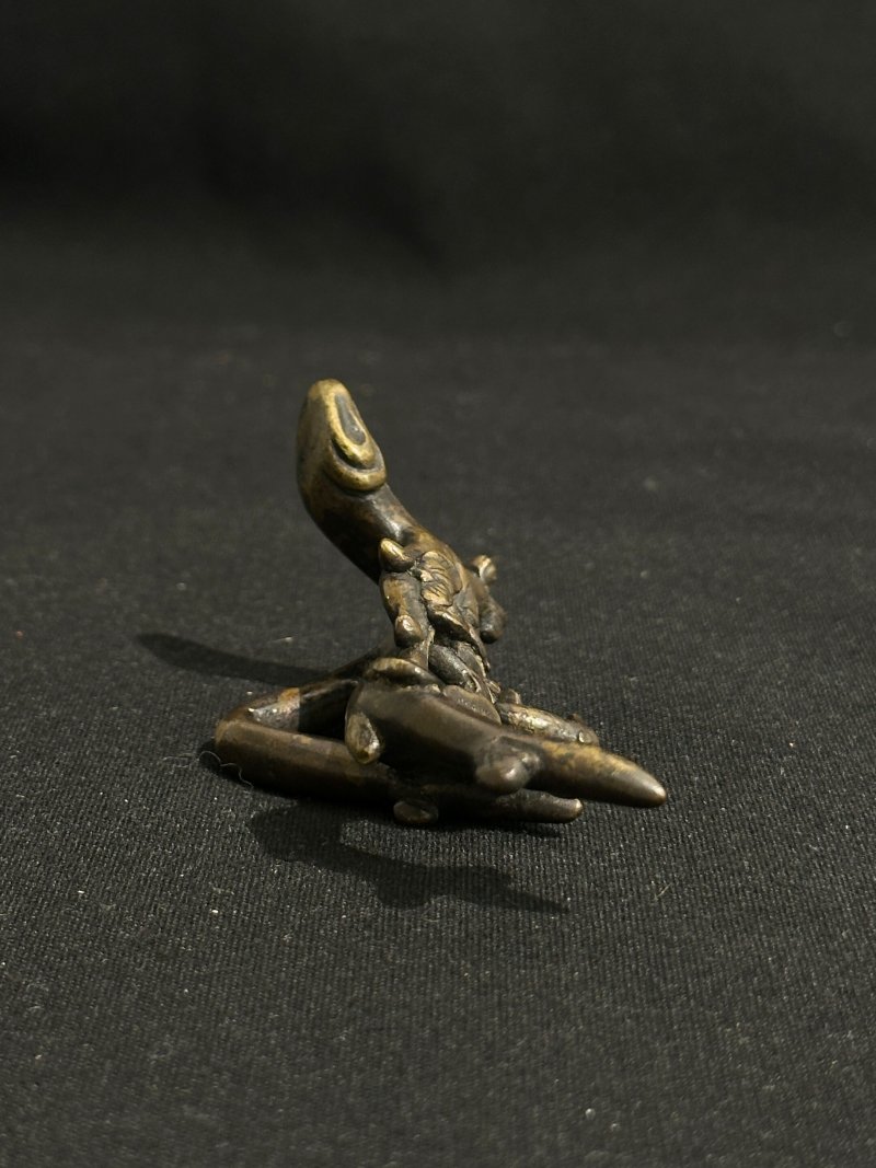 明萬曆 銅「喜上眉梢」筆擱 | A BRONZE 'MAGPIE AND PRUNUS' BRUSH REST - 图5