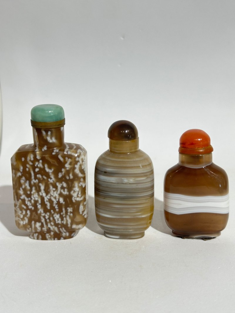 十九/二十世紀 燈心草瑪瑙、纏絲瑪瑙鼻煙壺三件 | A MACARONI AND TWO BANDED AGATE SNUFF BOTTLES - 图9