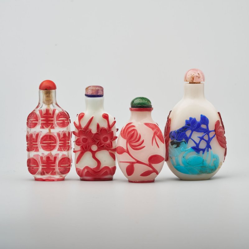 十九/二十世紀 白地套紅玻璃雙花紋、白地套三色玻璃花卉紋、透明地套紅玻璃壽字紋、涅白地套紅玻璃蝶花紋、霏雪地套紅玻璃一言九鼎紋、三腳鼎立紋、博古紋、透明地套黑玻璃一言九鼎紋鼻煙壺八件 | EIGHT OVERLAY GLASS SNUFF BOTTLES - 图49