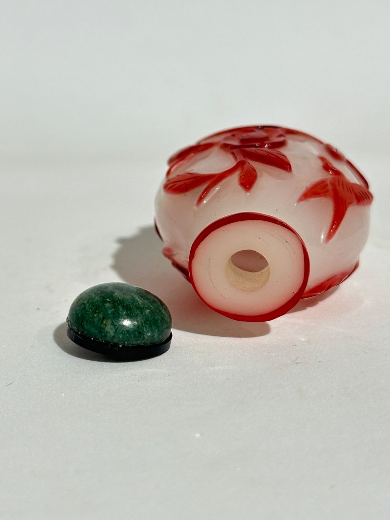 十九/二十世紀 白地套紅玻璃雙花紋、白地套三色玻璃花卉紋、透明地套紅玻璃壽字紋、涅白地套紅玻璃蝶花紋、霏雪地套紅玻璃一言九鼎紋、三腳鼎立紋、博古紋、透明地套黑玻璃一言九鼎紋鼻煙壺八件 | EIGHT OVERLAY GLASS SNUFF BOTTLES - 图31