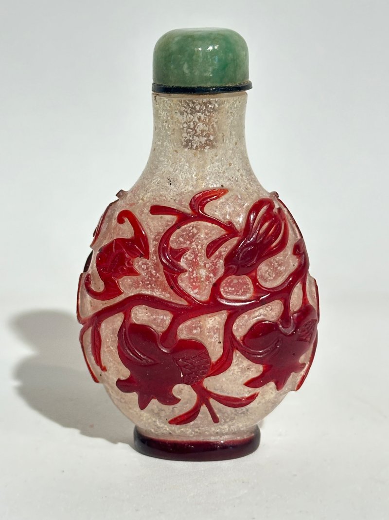 十九/二十世紀 霏雪地套紅玻璃鼻煙壺四件 | FOUR RED OVERLAY GLASS SNUFF BOTTLES - 图15
