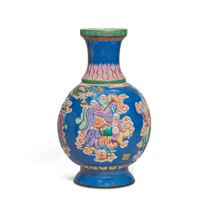 二十世紀 粉彩十八羅漢紋瓶 | A FAMILLE ROSE MOULDED 'EIGHTEEN LUOHAN' VASE