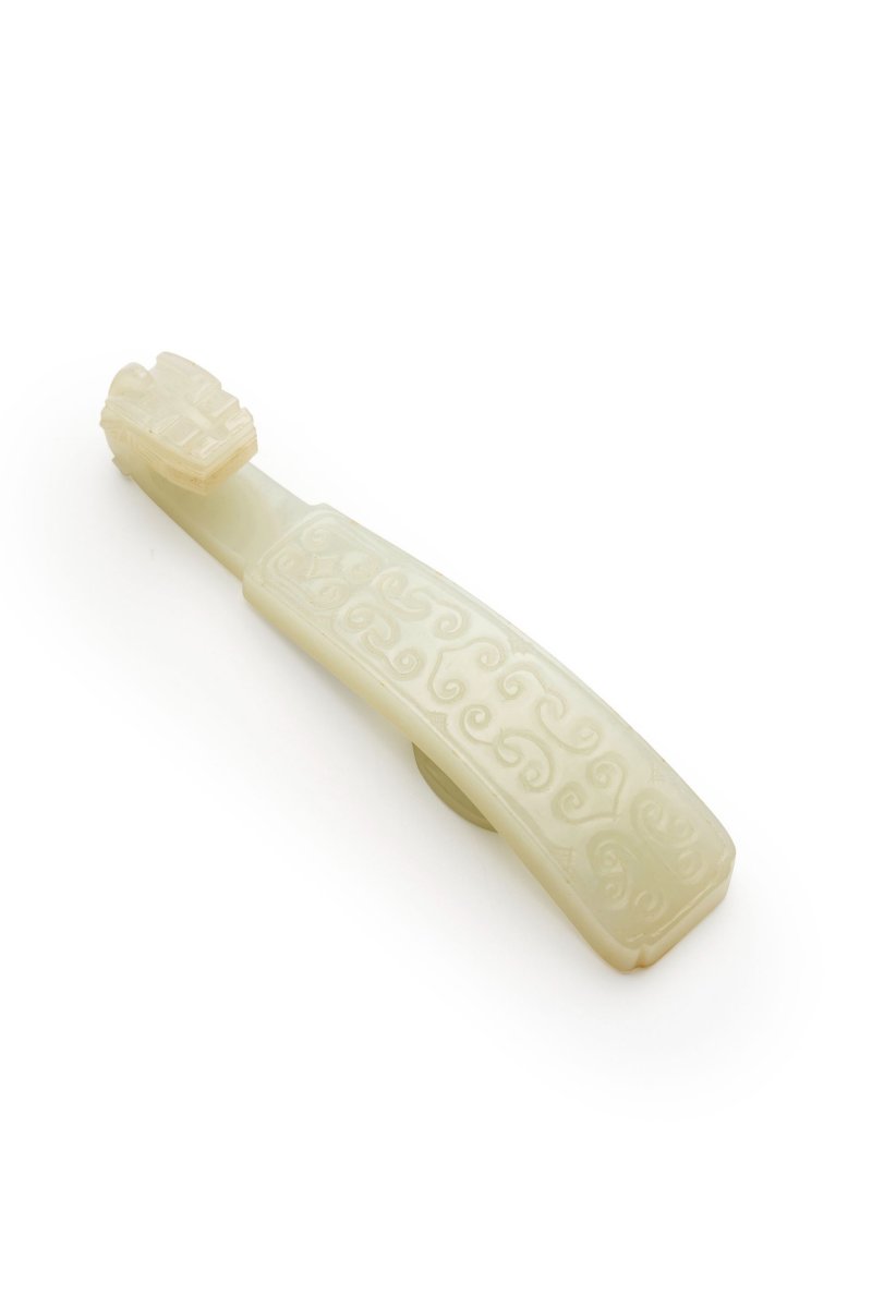 十九/二十世紀 青白玉仿古螭龍紋帶鈎 | A GREENISH WHITE JADE 'DRAGON' BELT BUCKLE - 图1