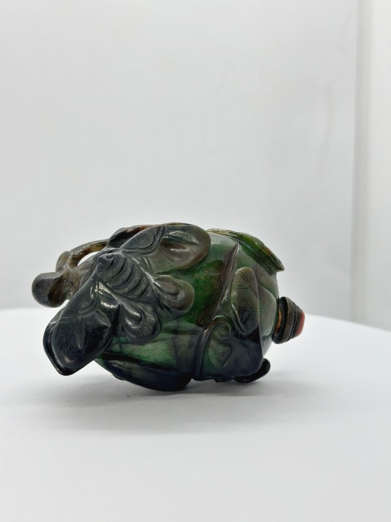 十九/二十世紀 雙色翡翠鼻煙壺二件、珊瑚蓋及翡翠蓋 | TWO BLACK AND GREEN JADEITE SNUFF BOTTLES - 图10