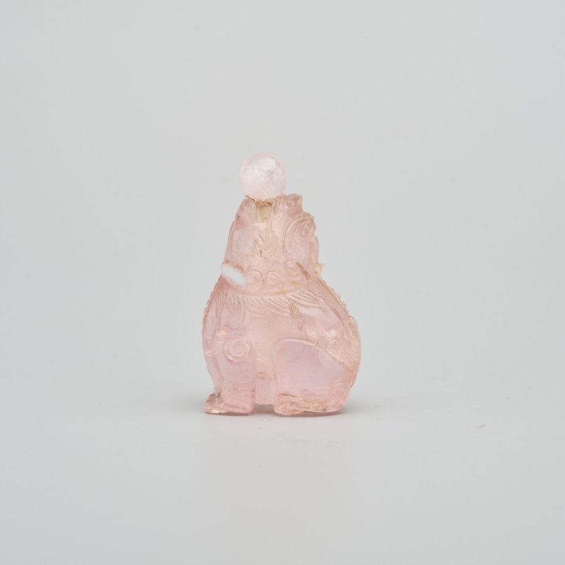 晚清 粉晶⌈麒麟⌋鼻煙壺 | A ROSE QUARTZ 'QILIN' SNUFF BOTTLE - 图1