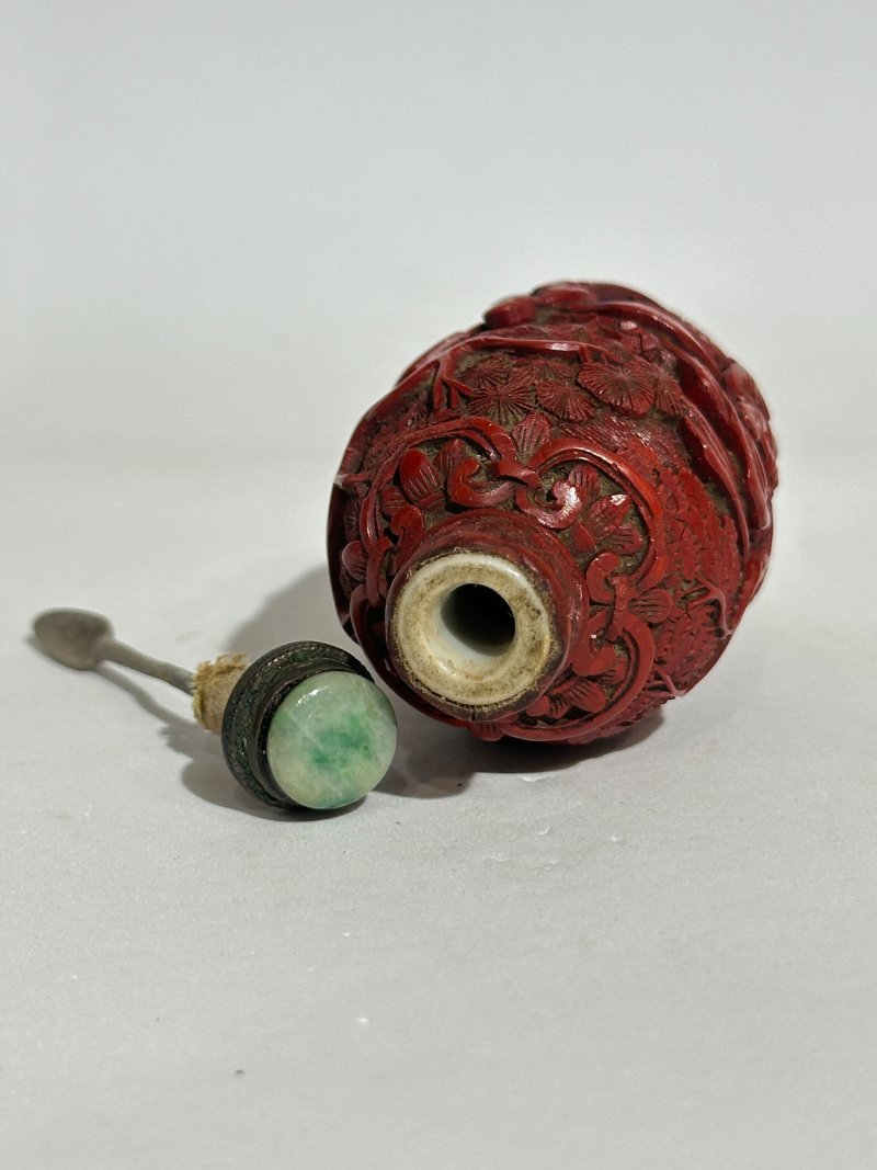 清十八/十九世紀 瓷胎剔紅山水人物紋鼻煙壺 | A CINNABAR LACQUERED-PORCELAIN SNUFF BOTTLE - 图4