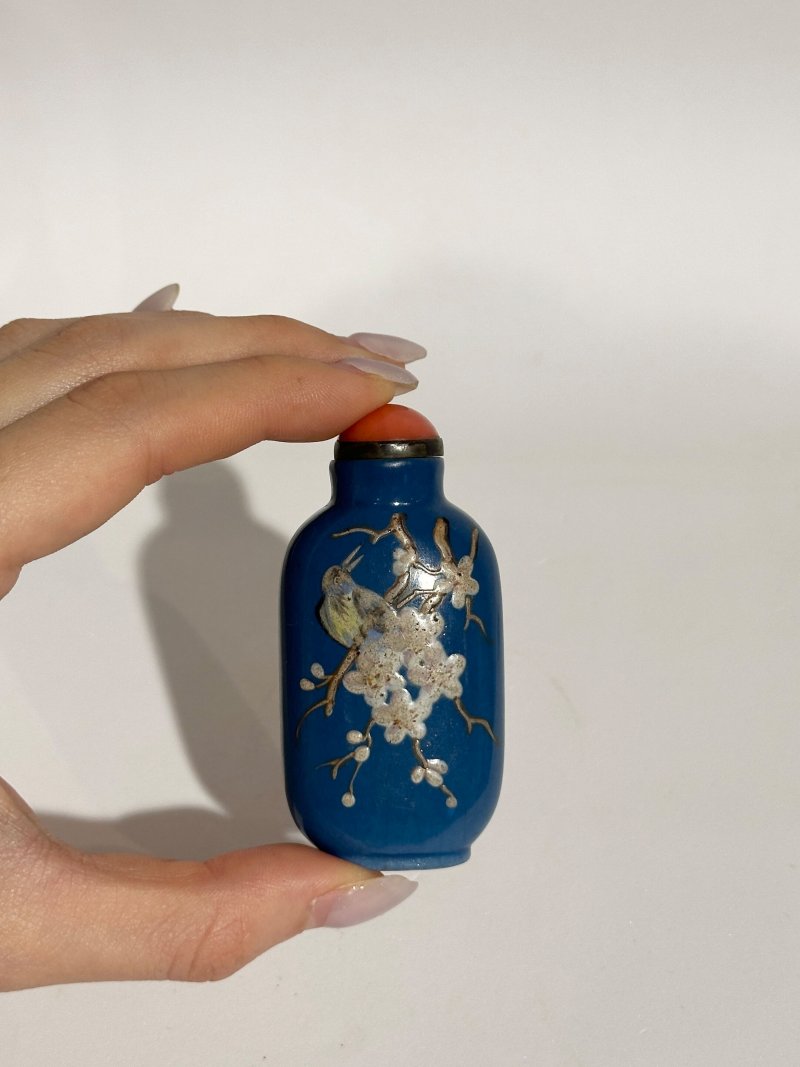 清十九世紀 藍地粉彩宜興⌈喜上眉梢⌋鼻煙壺 | AN ENAMELLED YIXING 'MAGPIE AND PRUNUS' SNUFF BOTTLE - 图3