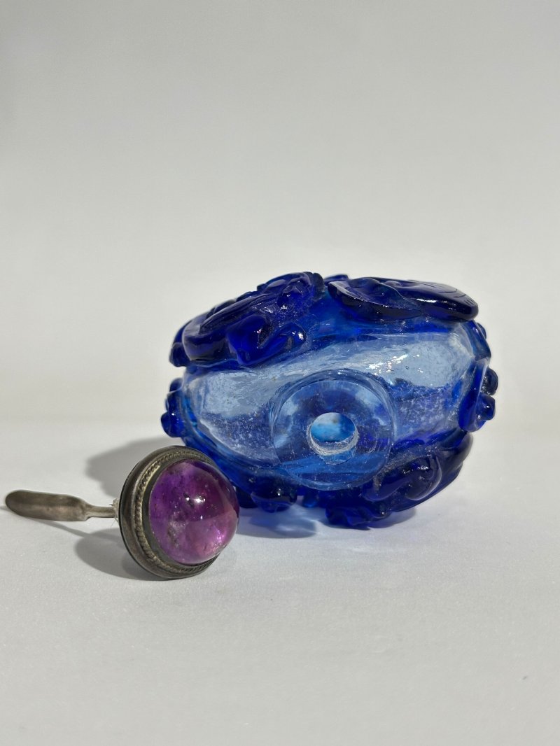 清十九世紀 透明地套藍玻璃螭龍紋鼻煙壺 | A BLUE OVERLAY TRANSLUCENT GLASS 'CHI DRAGON' SNUFF BOTTLE - 图4