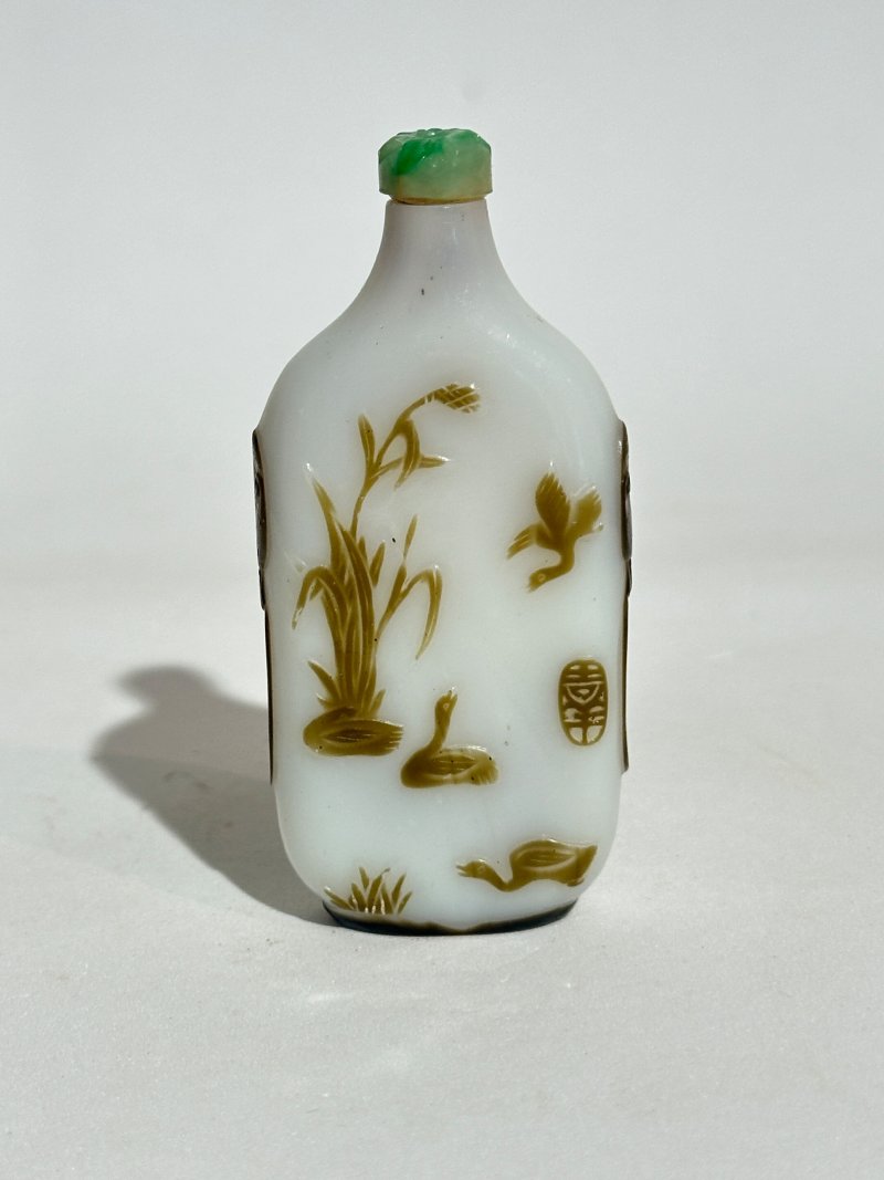 清十九世紀中期 揚州作涅白地套棕玻璃⌈蘆雁⌋鼻煙壺、翡翠蓋 ⌈吉祥⌋款 | A BROWN OVERLAY GLASS 'GEESE AND REEDS' SNUFF BOTTLE - 图8