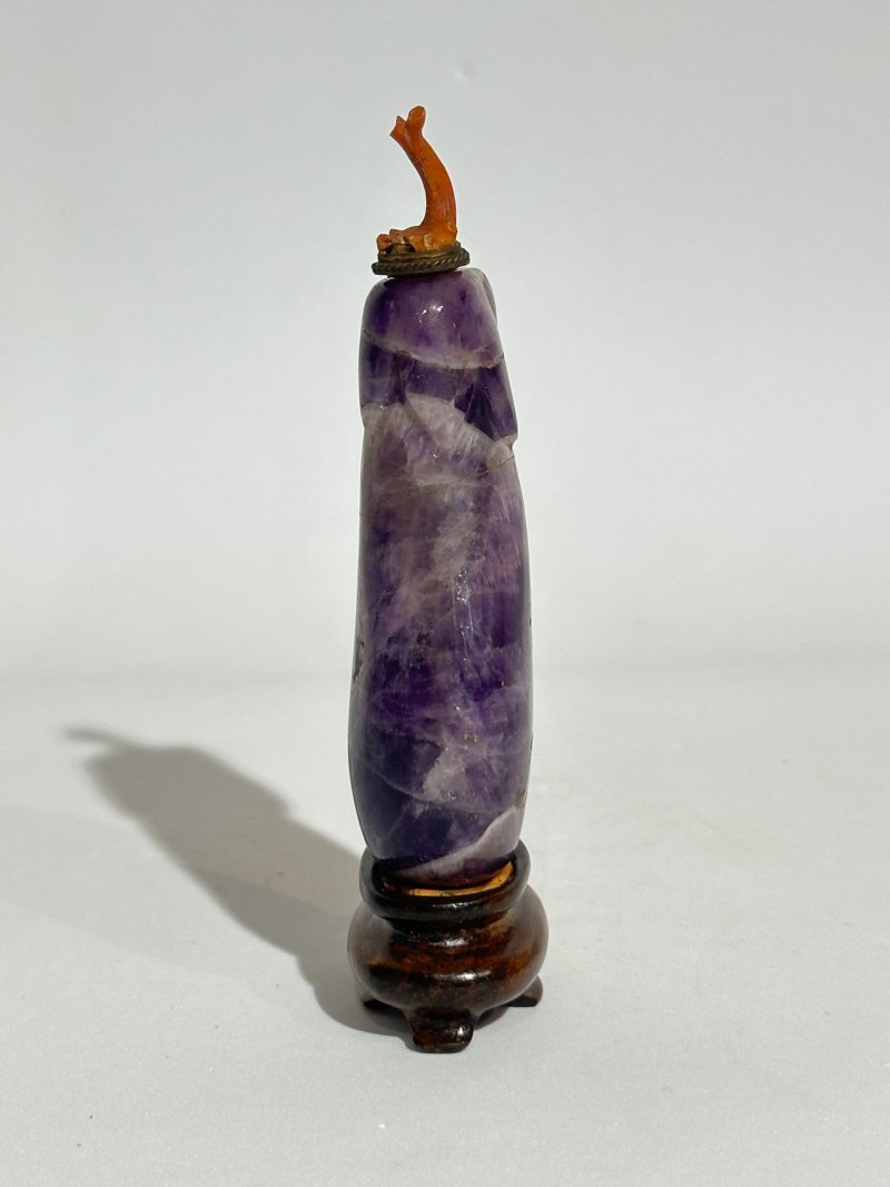 十九/二十世紀 瑪瑙、紫水晶鼻煙壺三件 | A CARNELIAN AND TWO AMETHYST SNUFF BOTTLES - 图12