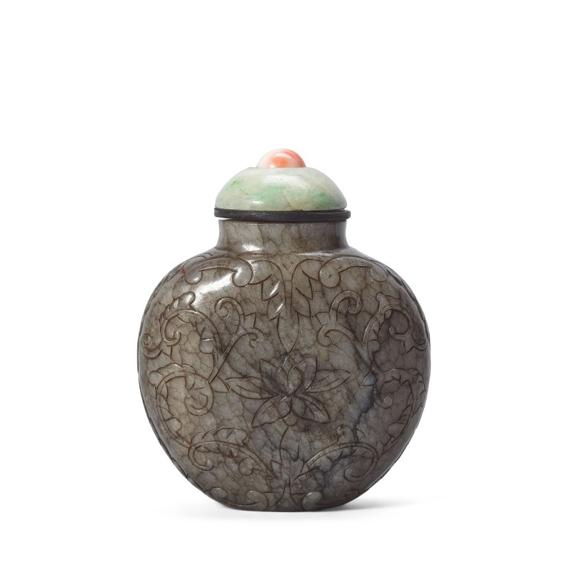西番作（傳）清 一七六零至一八零零年 灰青玉蒙兀兒蓮紋鼻烟壺 | A PALE GREEN AND GREY JADE MUGHAL 'LOTUS SCROLL' SNUFF BOTTLE - 图2