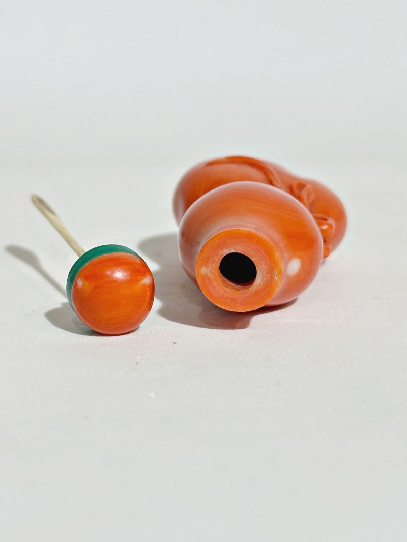 清中晚期 珊瑚葫蘆包袱紋鼻煙壺、珊瑚蓋 | A CORAL 'GOURD' SNUFF BOTTLE - 图4