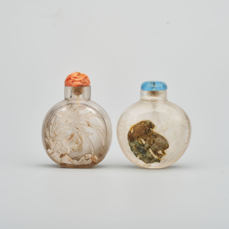 清十九世紀 水晶蘭石紋、瑞犬紋鼻煙壺二件、（蘭）珊瑚蓋 | TWO ROCK CRYSTAL 'ORCHID' AND 'BUDDHIST LION' SNUFF BOTTLES - 图1