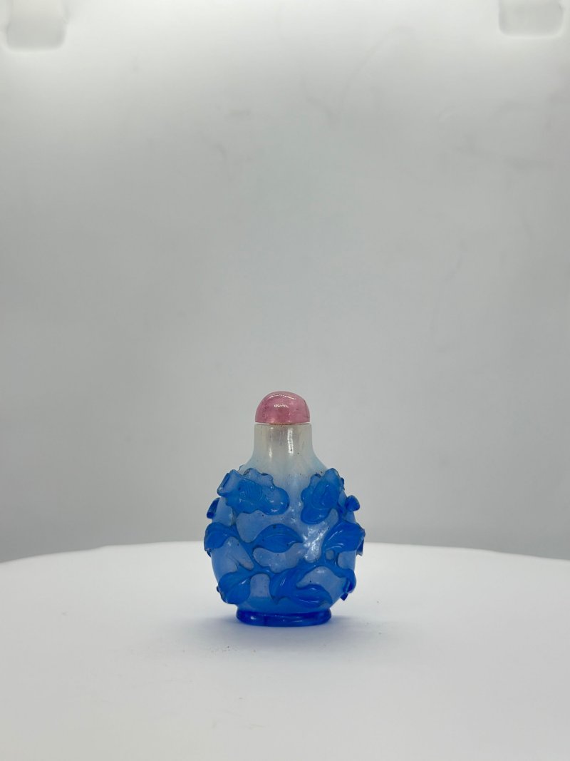 清十九世紀 霏雪地套藍玻璃花卉紋鼻煙壺；十九/二十世紀 透明玻璃藍粉點彩鼻煙壺 | A BLUE OVERLAY GLASS 'FLOWERS' AND A BLUE AND PINK MOTTLED SANDWICH GLASS SNUFF BOTTLE - 图17
