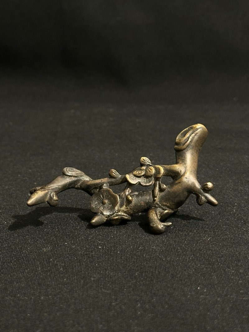 明萬曆 銅「喜上眉梢」筆擱 | A BRONZE 'MAGPIE AND PRUNUS' BRUSH REST - 图8