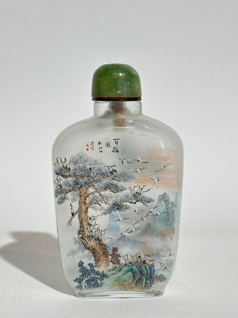 桃江作 玻璃內畫「晨歸」、「百鶴圖」鼻煙壺二件 一九七零年代 | TWO INSIDE PAINTED GLASS SNUFF BOTTLES - 图7