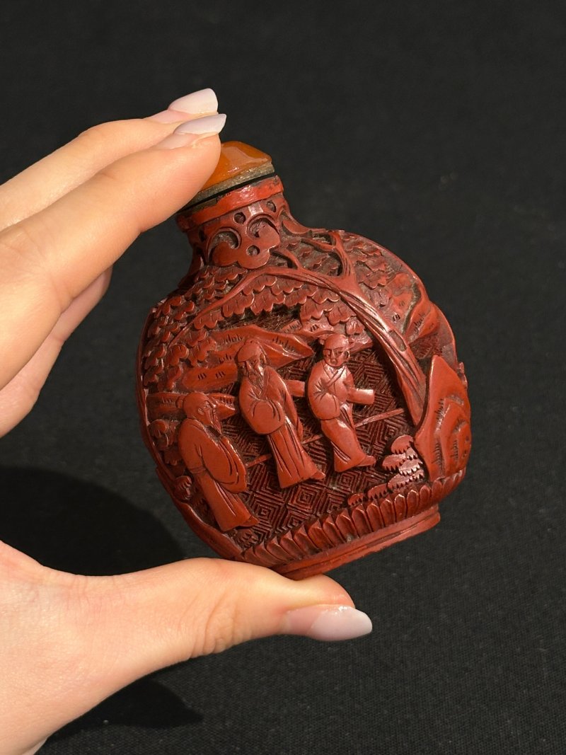 清十九世紀 剔紅人物紋鼻煙壺二件 | TWO CINNABAR LACQUER SNUFF BOTTLES - 图2