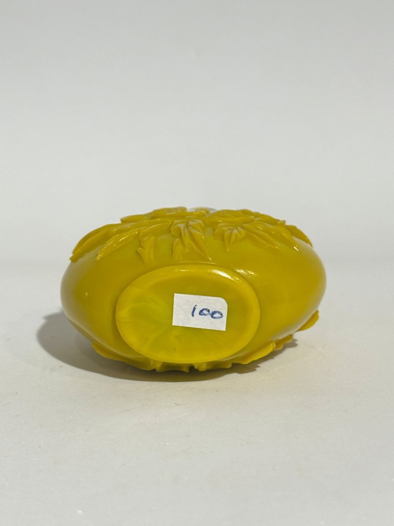 二十世紀 雞油黃玻璃光素、花卉紋鼻煙壺四件 | FOUR YELLOW GLASS SNUFF BOTTLES - 图6