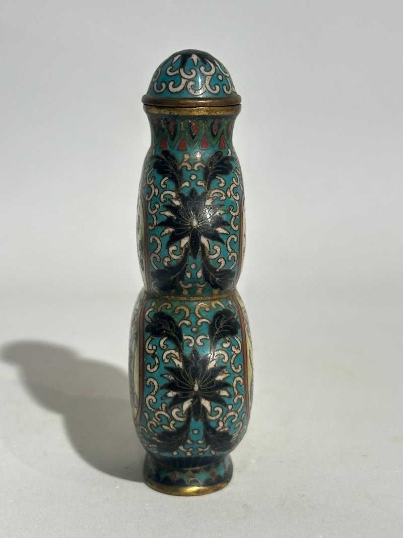十九/二十世紀 銅胎琺瑯鼻煙壺七件 （博古）⌈乾隆年製⌋款 | SEVEN CLOISONNE ENAMEL SNUFF BOTTLES - 图11