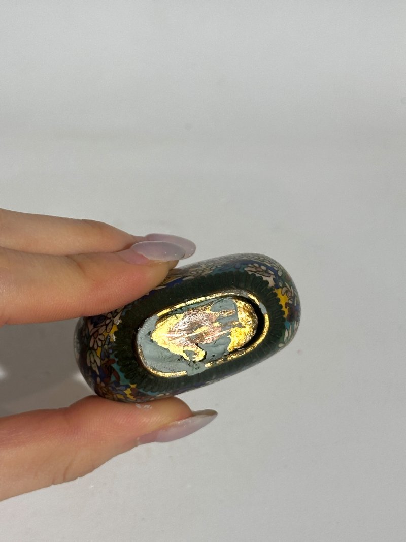 十九/二十世紀 銅胎琺瑯鼻煙壺七件 （博古）⌈乾隆年製⌋款 | SEVEN CLOISONNE ENAMEL SNUFF BOTTLES - 图45