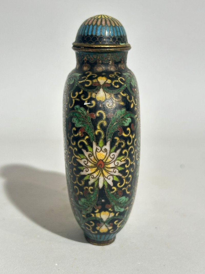 十九/二十世紀 銅胎琺瑯鼻煙壺七件 （博古）⌈乾隆年製⌋款 | SEVEN CLOISONNE ENAMEL SNUFF BOTTLES - 图28