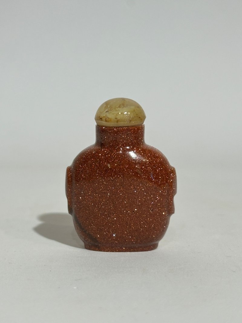 十九/二十世紀 紫雪花玻璃、金星玻璃、綠玻璃壽字紋、黑地灑金星玻璃、玻璃仿白玉、瑪瑙、琥珀、硬石、蜜蠟鼻煙壺九件 | NINE GLASS SNUFF BOTTLES - 图38