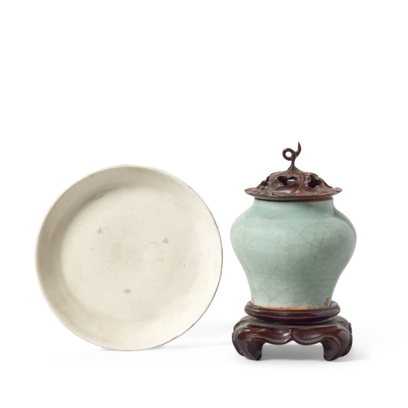 宋 定窯盤及龍泉青釉罐 | A DINGYAO DISH AND A LONGQUAN CELADON JAR