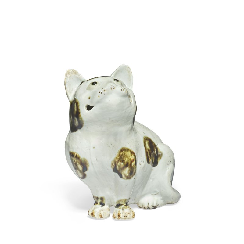 清 白釉褐斑貓形夜燈 | A BROWN-SPLASHED WHITE-GLAZED 'CAT' LANTERN - 图2