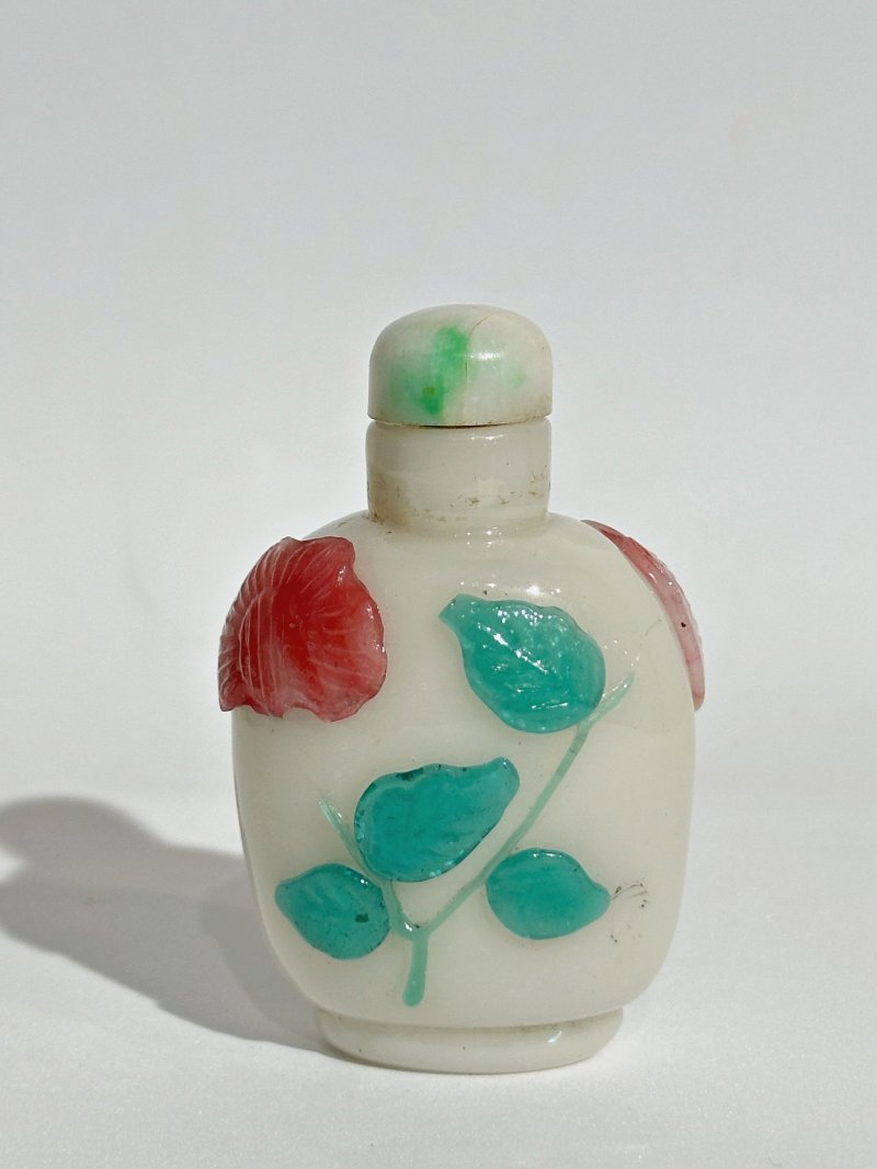 二十世紀 涅白地套雙色玻璃花紋鼻煙壺、翡翠蓋 | A PINK AND GREEN OVERLAY WHITE GLASS 'FLOWER' SNUFF BOTTLE - 图8