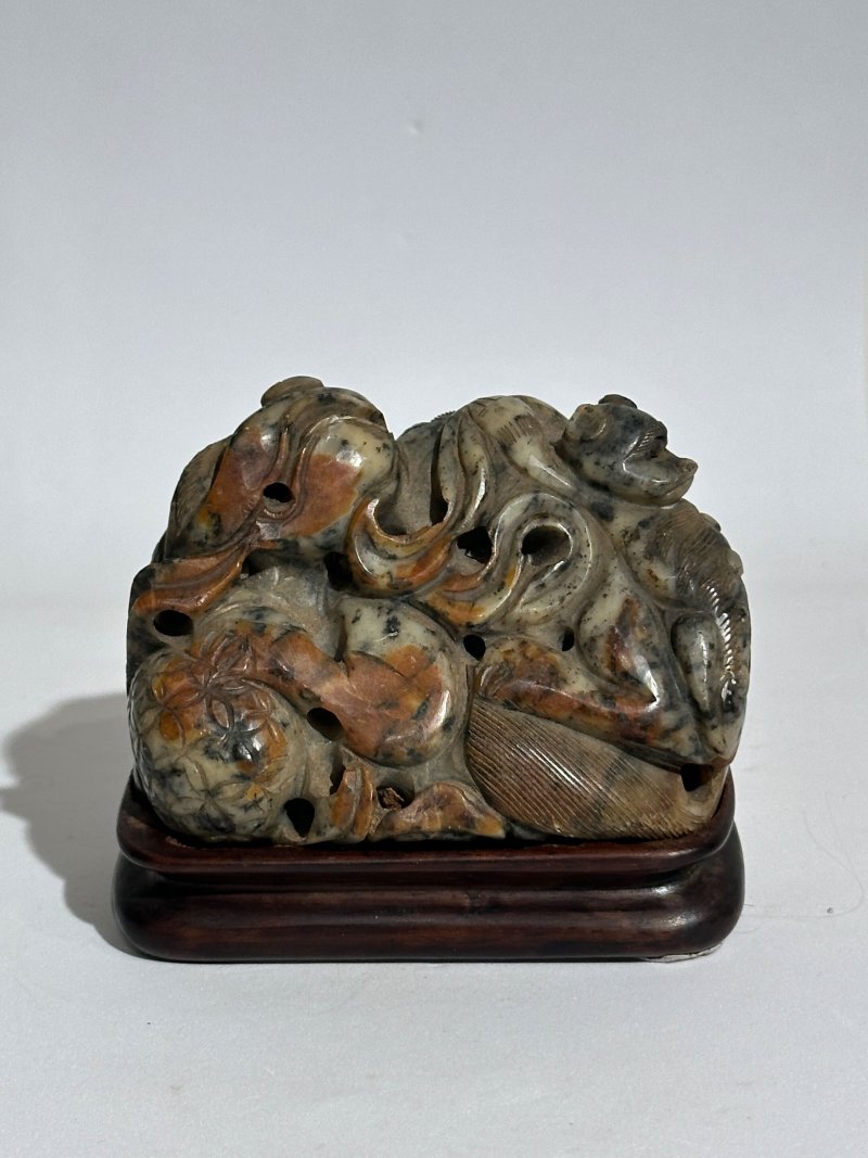 清十九世紀 青玉帶沁獅紋山子 及座 | A GREEN AND RUSSET JADE 'BUDDHIST LION' BOULDER - 图10