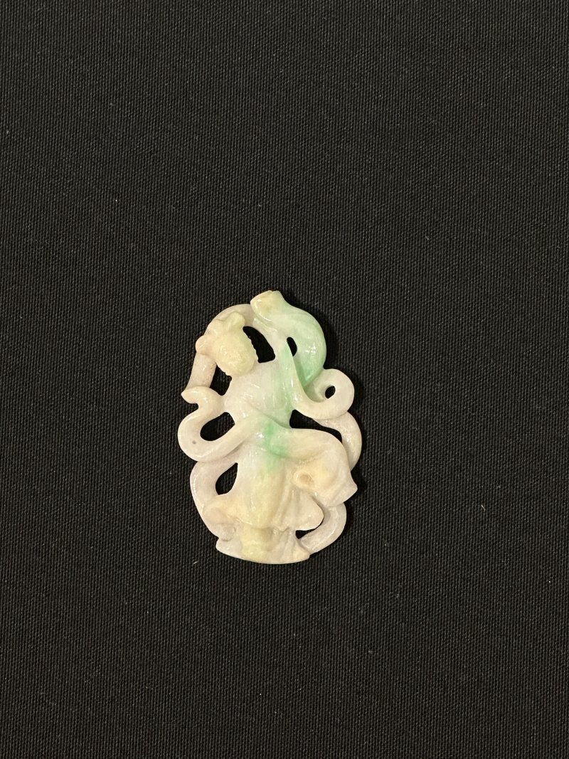二十世紀 黑白玉⌈雙獾⌋、翡翠⌈飛天⌋、青玉⌈獅⌋擺件三枚、玉⌈蟬⌋八枚 及盒 | A BLACK AND WHITE JADE 'DOUBLE BADGER', A JADEITE 'GODDESS', A GREEN JADE 'LIONS', AND EIGHT JADE 'CICADA' CARVINGS - 图15